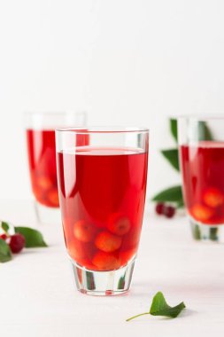 Yaz nefis ferahlatıcı kiraz kompostosu hamurlu ve beyaz arka planda buzlu bardaklar.