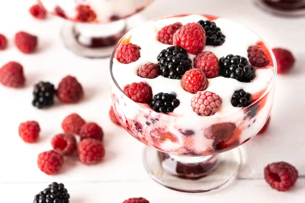 Deliciosas Bayas Jugosas Frambuesas Moras Con Yogur Forma Vaso Sobre —  Fotos de Stock