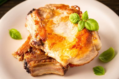 Kemikte kızarmış domuz eti, fesleğenli ve baharatlı domuz eti, kemikte biftek.