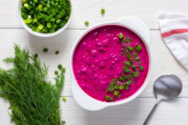 Soğuk yaz çorbası taze pancar kökü ve kefir soslu salatalık.