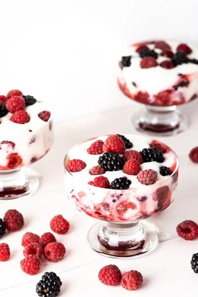 Deliciosas Bayas Jugosas Frambuesas Moras Con Yogur Forma Vaso Sobre —  Fotos de Stock