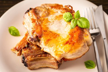 Kemikte kızarmış domuz eti, fesleğenli ve baharatlı domuz eti, kemikte biftek.