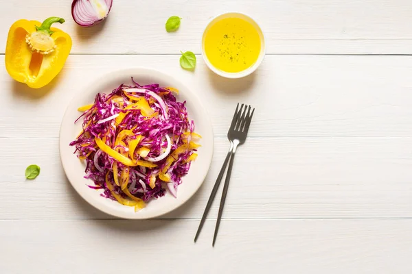 淡淡的夏季大白菜沙拉 洋葱和黄椒 白色木制背景盘子里的沙拉 橄榄油配料 — 图库照片