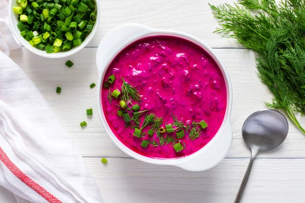 Soğuk yaz çorbası taze pancar kökü ve kefir soslu salatalık.