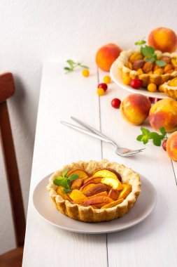 Şeftalili kısa kabuklu hamur tatlısı.