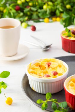 Beyaz yoğurt ve böğürtlenden yapılmış Clafoutis.