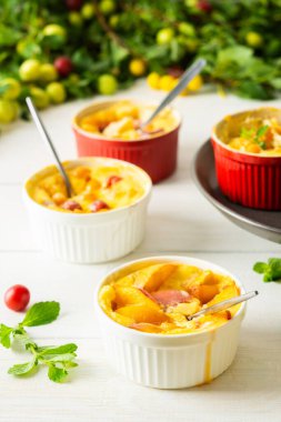 Beyaz yoğurt ve meyvelerden yapılan Clafoutis.