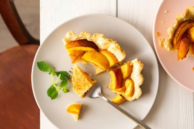 Şeftalili kısa hamurlu pasta.