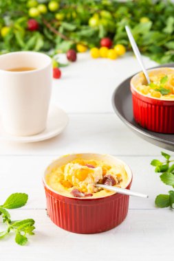 Beyaz yoğurt ve böğürtlenden yapılmış Clafoutis.