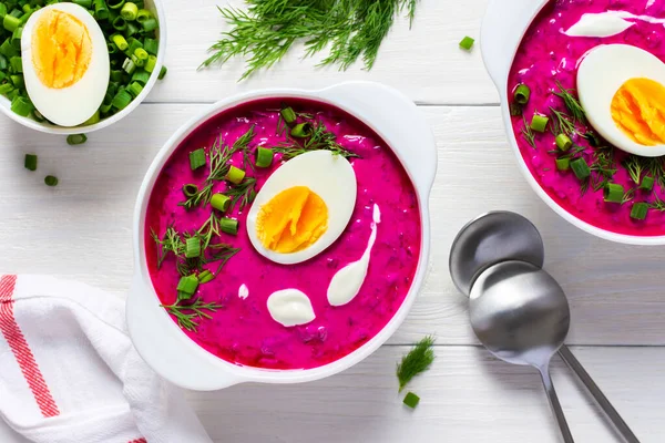 Cold summer soup from fresh young beetroot and cucumbers with kefir with egg and with sour cream — Stock Image Cold Summer Soup Fresh Young Beetroot Cucumbers Kefir Egg Sour Stock Picture