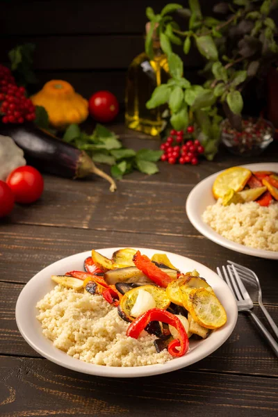 Gröt Couscous Med Bakade Grönsaker Zucchini Och Lök Paprika Och — Stockfoto