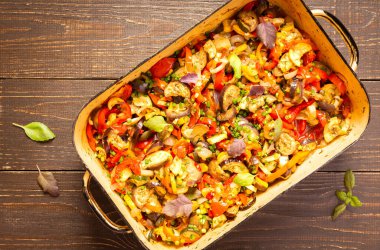 Bir kasede haşlanmış sebzeler, kabak ve domatesli patlıcan, tatlı ve acı biber ve baharatlar, bir kasede Ratatouille malzemelerinin karışımı.