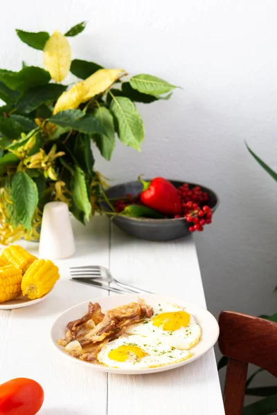 Stevig Ontbijt Tafel Gebakken Eieren Met Spek Gekookte Maïs Groenten — Stockfoto