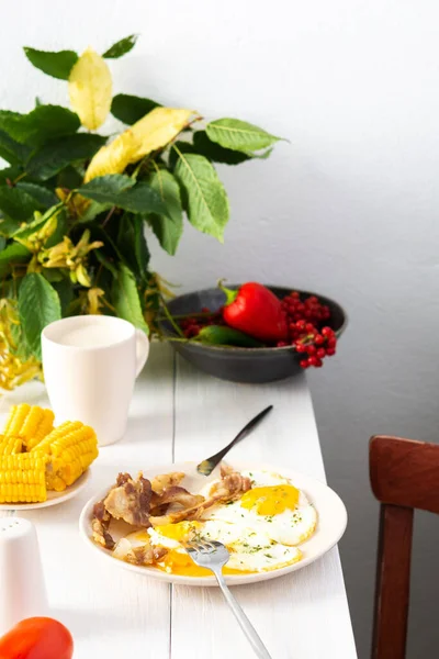 Жареные яйца с беконом, сытный завтрак — стоковое фото