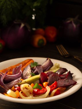 Tabakta haşlanmış sebze.