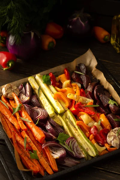 Verduras cocidas en una bandeja para hornear — Foto de Stock