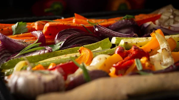 Visade Grönsaker Bakplåt Morötter Med Vitlök Och Rödlök Zucchini Med — Stockfoto