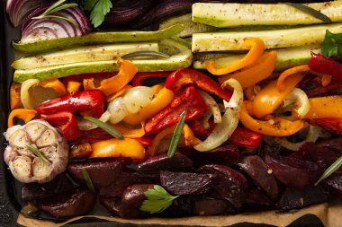 Haşlanmış sebzeler, sarımsaklı ve kırmızı soğanlı havuç, dolmalık biberli kabak ve pancar, tatlı ve acı biber ve baharat.