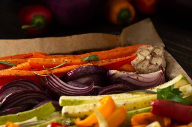 Fırın tepsisinde haşlanmış sebzeler, sarımsaklı ve kırmızı soğanlı havuç, dolmalık biberli kabak ve pancar, tatlı ve acı biber ve baharat.