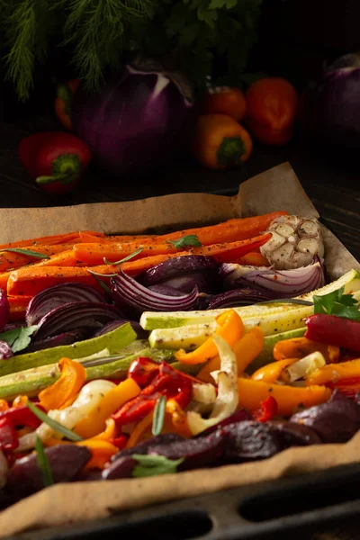 Fırın tepsisinde haşlanmış sebzeler, sarımsaklı ve kırmızı soğanlı havuç, dolmalık biberli kabak ve pancar, tatlı ve acı biber ve baharat.