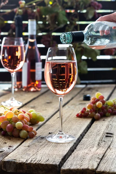 Bicchieri Pieni Vino Rosato Ricreazione All Aperto Tavolo Legno Con — Foto Stock