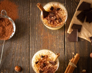 Tarçınlı, fındıklı ve çikolatalı nefis kavun püresi ahşap arka planda bir bardak smoothie.