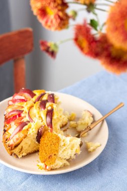 Lezzetli elmalı turta, çatallı bir elmalı turta, ev içi, mavi masa örtülü masa, sonbahar çiçekli vazo kasımpatı.