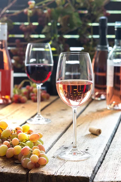 Bicchieri Con Vino Rosso Rosato Ricreazione All Aperto Tavolo Legno — Foto Stock