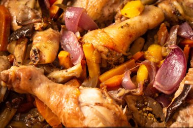 Pişmiş tavuk ve sebze.