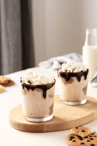 Milkshake with ice cream and marshmallows — Stock Photo, Image