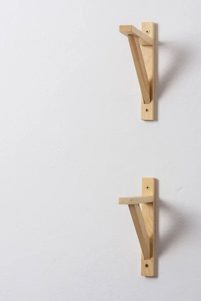 Il processo di fissaggio di una mensola di legno alla parete — Foto Stock