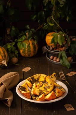 Fırında pişmiş balkabağı, dereotlu ve maydanozlu balkabağı, fırında fırında pişirilmiş baharat ve limon suyu.