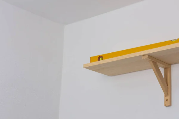 在把木架固定在墙上的过程中 水平仪检查木架的平整度 — 图库照片