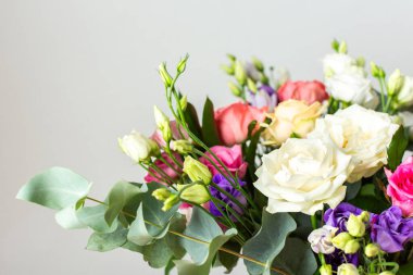 Taze güller ve okaliptüs içeren renkli bir yaz buketi ile özel kutlamalar, güzel ve güzel kokulu bir çiçek aranjmanı oluşturur.