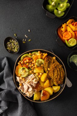 Bu dengeli kahvaltı vitrinleri havuçlu ve kabaklı tatlı patates, lezzetli havuç ve mercimek pirzolası, tavuk göğsü, taze salata ve taze tatlı için kivi.
