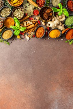 Sıcak kahverengi bir arka planda çeşitli kokulu bitkiler ve baharatlar, görsel çeşitliliklerini gösteren aromatik bir cazibe.