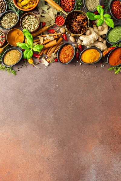 Sıcak kahverengi bir arka planda çeşitli kokulu bitkiler ve baharatlar, görsel çeşitliliklerini gösteren aromatik bir cazibe.