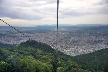 Teleferik dağ, yeşil tepeler için gidiş