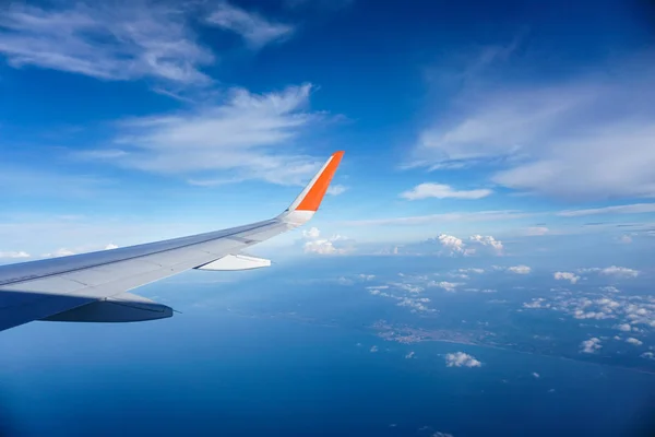Flughöhe über der Krim und die Wolken aus einem Flugzeugfenster — Stockfoto