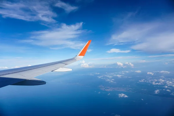 A gran altura sobre la Crimea y las Nubes de la Ventana de Avión — Foto de Stock