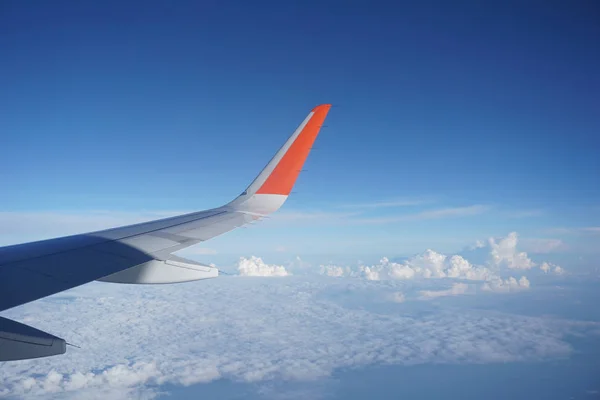 Haute altitude au-dessus de la Crimée et des nuages depuis une fenêtre d'avion — Photo