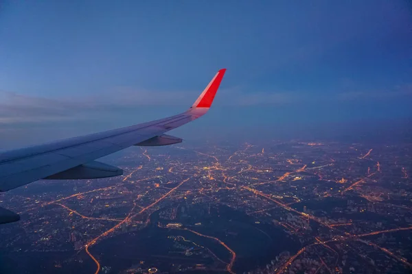Moskova gece şehir ışıkları bir uçak penceresinden bakış