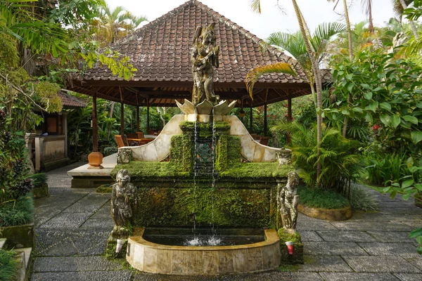 在亚洲花园喷泉 — 图库照片
