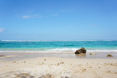 Gözlerden uzak altın kumlu plaj, masmavi okyanus suyu