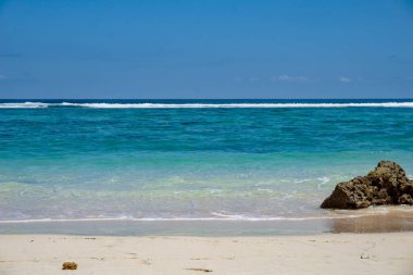 Tenha altın kumlu plaj, masmavi okyanus suyu Altın kumlu plaj Uluwatu, Bali Endonezya