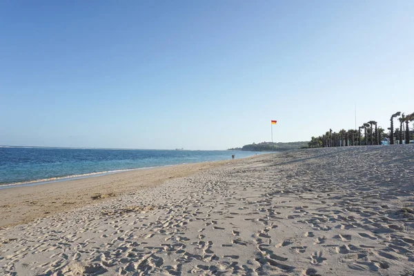 Playa tropical Jimbaran en un día soleado con palmeras — Foto de Stock