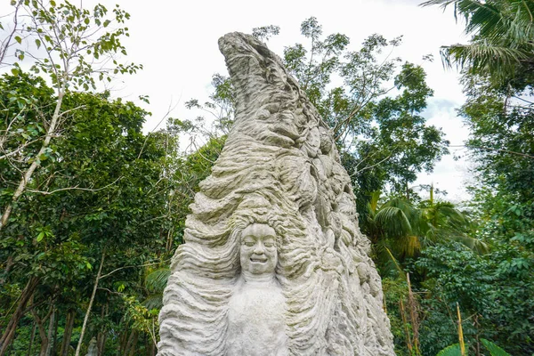 Stutue i Sacred Monkey Forest, Ubud, Bali, Indonesien, 09.08.2019 — Stockfoto