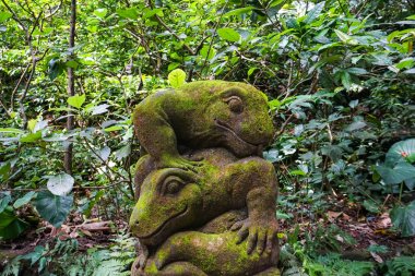 Komodo monitörünün taş heykeli, Ubud, Bali, Endonezya.