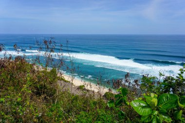 Mavi gökyüzü ve dalgalar Bali Uluwatu Tapınağı plajüzerine çökmesini, Endonezya.
