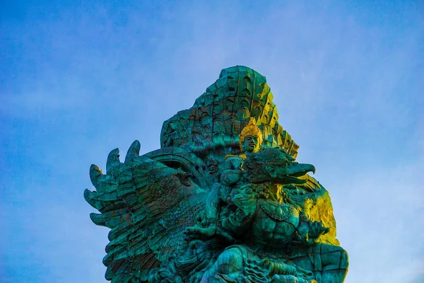 图为加鲁达雕像为巴厘岛地标，以蓝天为背景。巴厘岛印度教传统象征 — 图库照片